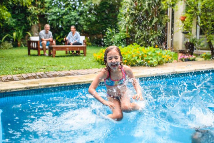 De Voordelen van een Zwembad in de Tuin: Ontspanning, Gezondheid en Sociale Ruimte